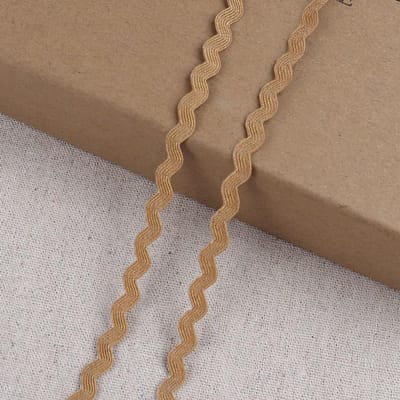 Kreukel Ribbons 5mm Breed, Cadeau Ribbons, Kant Ribbons voor Feestjes, Bruiloften, DIY Knutselen en Kledingdecoratie in Lichtbruin