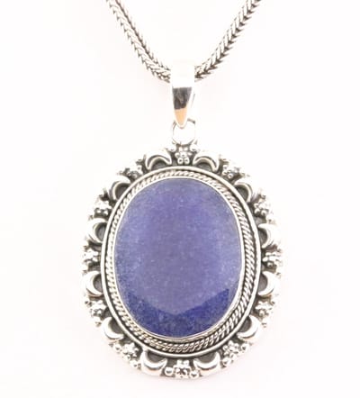 Bewerkte zilveren hanger blauwe saffier aan vossenstaart ketting
