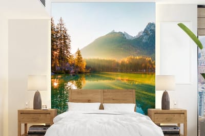 Behang - Fotobehang Meer - Bos - Bergen - Natuur - Zon - Landschap - Breedte 165 cm x hoogte 220 cm