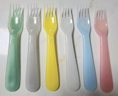 6 plastic vorken gekleurd - vorkjes - kunststof - gebaksvorkjes herbruikbaar - licht transparante zomer kleuren en wit