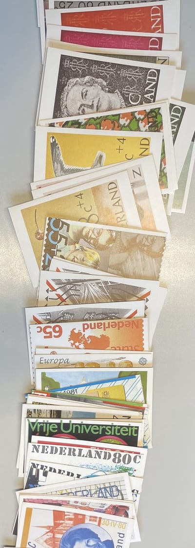25 assorti briefkaarten Nederlandse postzegels tussen 1948 en 1980