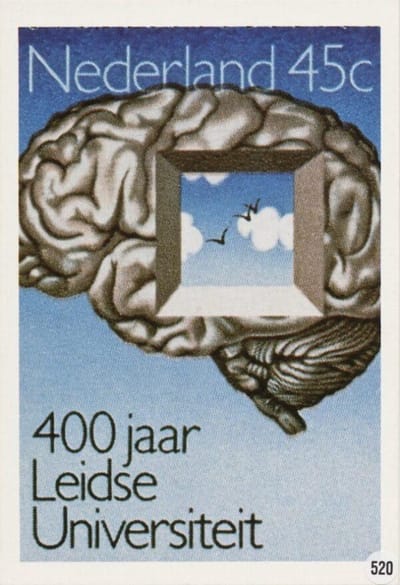Briefkaart met afbeelding Leidse Universiteit 400 jaar postzegel