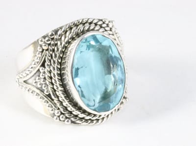Bewerkte zilveren ring met blauwe topaas - maat 18.5