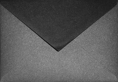Metallic (parelmoer) zwarte enveloppen C6 - 114 x 162 mm - A6 - 25 stuks - NK natgelijmde - 120 gram - Aster Metallic - Netuno