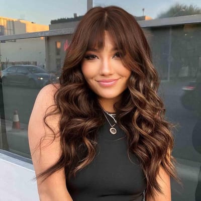 Donkerbruine golvende haarwig voor dames met pony - Natuurlijke synthetische cosplay haarstuk van 66 cm voor Halloween en feestjes