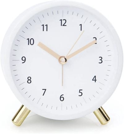 Stille Wekker Geen Tikkend Geluid - Retro Metal Klok voor op het Nachtkastje - Quartz Stil Werkend uurwerk met Nachtlampje en Wekkerfunctie - Geschikt voor Licht Slapers en Reizen - Wit