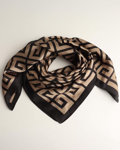 Gigi bandana- Accessories Junkie Amsterdam- Geweven- All over logo print- Dames- Viscose zijde- Vierkant- 70*70cm- Hals doekje- Sjaaltje- Zwart beige
