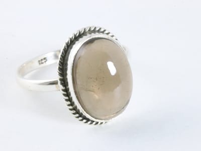 Bewerkte ovale zilveren ring met rookkwarts - maat 17
