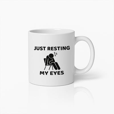 Grappige Just Resting My Eyes Mok | Humoristische Koffiebeker voor Kantoor & Thuis | 330ml Keramische Mok Cadeau