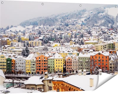Gards Tuinposter Gekleurde Huisjes met Sneeuw in Oostenrijk - 120x80 cm - Tuindoek - Tuindecoratie - Wanddecoratie buiten - Tuinschilderij
