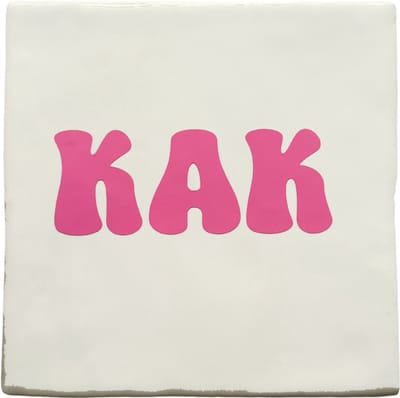 Snoes Spreuktegel – KAK. – Wit met Lichtroze – Hippie Style – Inclusief Gratis Plakhaakje – Handgemaakt Keramiek 10x10 cm – Pop of Color – Grappig Meisjescadeau – Wanddecoratie