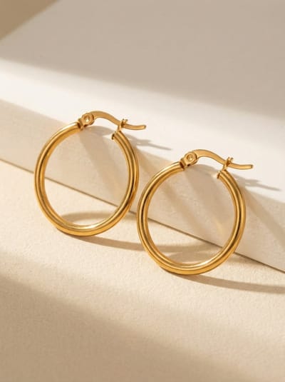 Lundholm 2 cm Oorbellen Dames Gold Plated Hoops - Creole Dames Oorringen Klein Goud kleurig PVD Verguld - Premium Stainless Steel Jewellery - my Eefje serie - Minimalistische kleine oorringen - Vrouwen cadeautjes verjaardag Cadeau voor Mama