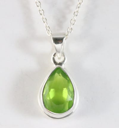 Druppelvormige zilveren hanger met peridoot aan ketting