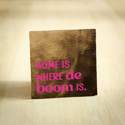 Tegeltje - Home is where de boom is | Goud | 10x10cm - Interieur - Wijsheid - Tegelwijsheid - Spreuktegel - Keramiek - BONT