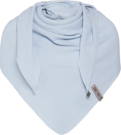 Knit Factory Liv Gebreide Omslagdoek - Driehoek Sjaal Dames - Katoenen sjaal - Zomersjaal - Luchtig en zacht - Zomer stola - Serein Blue - Blauw - Duurzaam - 190x85 cm - 100% Biologisch katoen