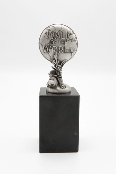 Trofee op sokkel - 4Daagse Nijmegen -"Walk of the world" - tin/marmer - Vierdaagse aandenken