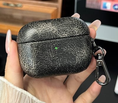 Telestore - Hoesje geschikte voor AirPods 4 - Vintage retro pu-leer motief hoesje Beschermhoes - Shockproof AirPods 4 Cover - AirPods 4 Hoesje - Geschikt voor Apple Airpods 4 - zwart - shockproof cover