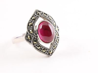 Zilveren ring met robijn en marcasiet - maat 17.5