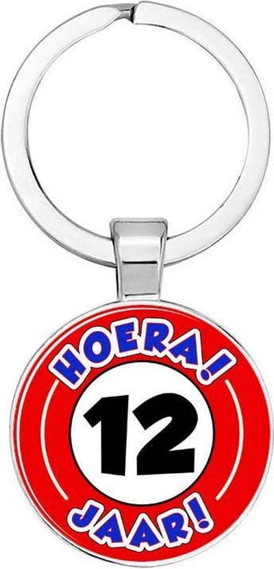Akyol - Hoera 12 jaar Sleutelhanger - Verjaardag - Jarige job - Leuke kado voor iemand die bijna jarig is - 2,5 x 2,5 CM