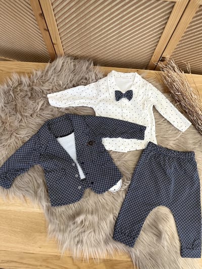 luxe baby pak -jongensset-jongenspak- drie delige katoenen baby set- vest (blazer), broek ,poloshirt met strikje-kleur donkerblauw wit -18 tem 24 maanden maat 92