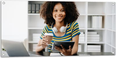 Tuinposter – Meisje - Studeren - School - Drinken - Laptop - Ipad - Koptelefoon - Schrift - Pen - 100x50 cm Foto op Tuinposter (wanddecoratie voor buiten en binnen)