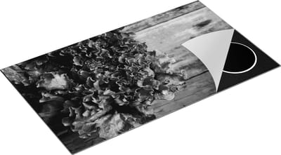 Chefcare Inductie Beschermer Groene Sla op een Houten Achtergrond - Zwart Wit - 90x50 cm - Afdekplaat Inductie - Kookplaat Beschermer - Inductie Mat