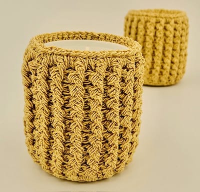 Luna-Leena duurzame kaarsen met gehaakte hoes - set van 2 - goud - (2x hoes 2x kaars navul) - handgemaakt in Nepal - gold candle - Christmas decoration - kerstdecoratie - kerstcadeau - kerstlicht - kerstboom - goud - tafel decoratie - refill candle