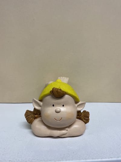 Decoratief beeldje "Meisje" - Gele jurk + groene muts - Hoogte 9x22x15 cm - polyresin - Decoratieve beeldjes - Woonaccessoires