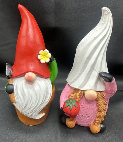 Polyresin tropische (tuin) kabouters " Kabouter in bloempot en rode muts en Kabouter met wit ijsje muts " - Set van 2 stuks - meerkleurig - Hoogte 13 x 8 x 6 cm - Woonaccessoires - Tuinaccessoires - Tuindecoratie