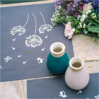 Vervaco - Placemat kit - Pluisjesbloem set van 2 - PN-0214749 - Borduren - Borduurpakket - Borduurpakket volwassenen - Borduurpakket kind