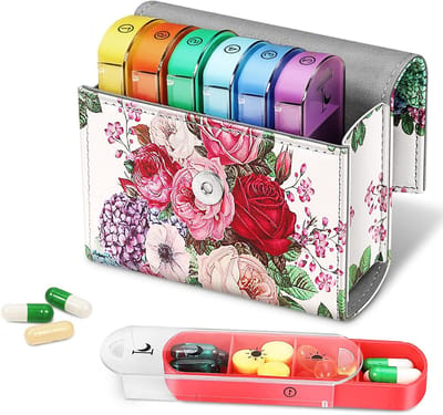 Tablet Box voor 7 Dagen met 4 Compartimenten - Pillendoos voor 4 Keer per Dag met Nepleren Tas en Naamkaart voor Vitamines, Medicijnen en Visolie