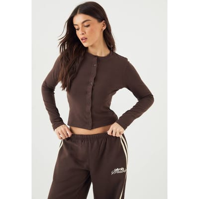 Dames DSGN Studio Doorknoop Crew Neck Shirt met Lange Mouwen | Dark Chocolate | Maat: XS