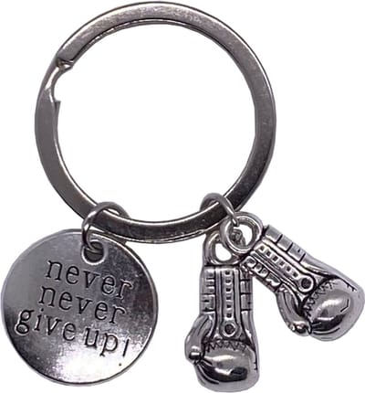 Sleutelhanger - Never Never Give Up bokshandschoenen - Motivatie Geschenk - Boksen - Cadeau - Sterkte - Zilver