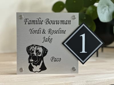 Naambordje / huisnummer Voordeur | Boxer hond | Huisnummer | 20x28.5cm | rvs-look | RVS afstandhouders