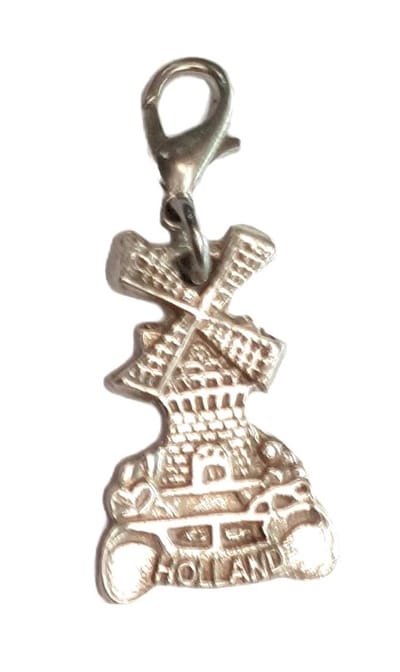 clip met hollandse bedel verzilverd of handgeschilderd delftsblauw, voor bedelarmband of tas.