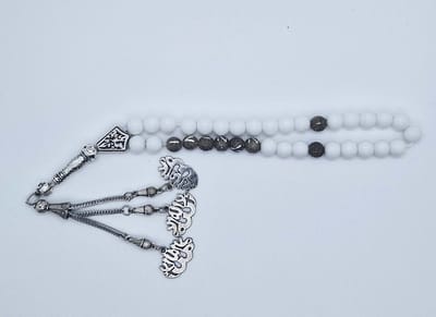 Handgemaakte naam tasbih 33 Kralen Natuursteen “Mat Witte agaat” - met metaal tassel “la alih ala allah"- Met je naam of de naam van uw geliefde- 8 mm diameter van de korrel