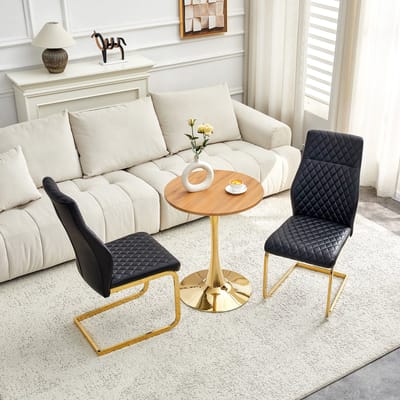 Tafel- en stoelenset. Ronde tafel van 60 cm, gemaakt van MDF met houtnerf, met goudkleurige poten, gecombineerd met 2 zwarte eetkamerstoelen met ruitpatroon en goudkleurig metalen frame.