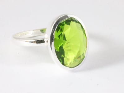 Hoogglans zilveren ring met peridoot - maat 16