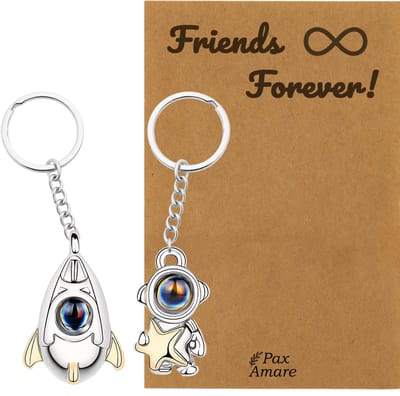 BFF Sleutelhanger voor 2 ' Friends Forever' - Astronaut + Ruimteschip met ILY IN 100 TALEN - Sleutelhanger set op Cadeau Kaartje - Zilverkleurig - Vriendschap Symbool - Pax Amare