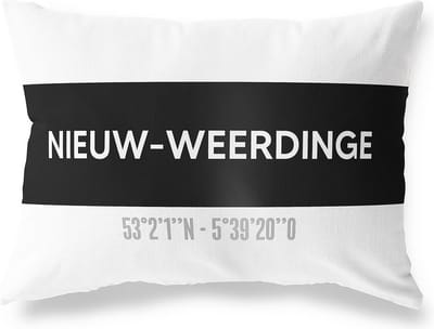 Tuinkussen NIEUW-WEERDINGE - DRENTHE met coördinaten - Buitenkussen - Bootkussen - Weerbestendig - Jouw Plaats - Studio216 - Modern - Zwart-Wit - 50x30cm