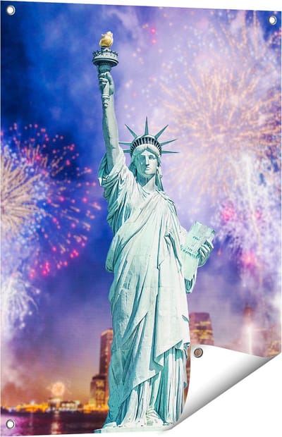 Gards Tuinposter Vrijheidsbeeld in New York met Vuurwerk - 60x80 cm - Tuindoek - Tuindecoratie - Wanddecoratie buiten - Tuinschilderij