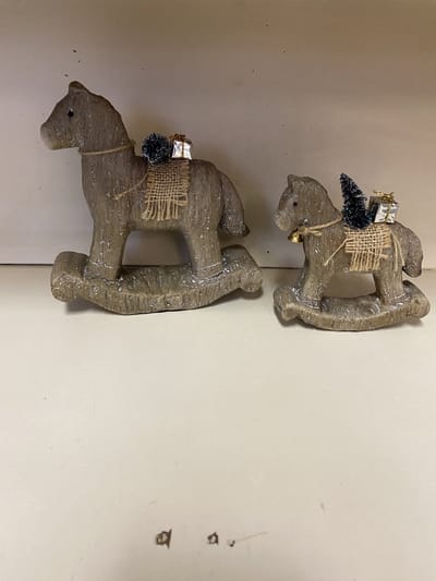 Kerstbeeldjes paarden - Set van 2 stuks - polyresin - 19x16x16cm - Kerstdecoratie - Woonaccesoires - Decoratieve Kerst beeldjes