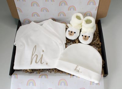Brievenbus cadeau Hi - cadeau baby - kraamcadeau - romper - babymutsje - babyslofjes