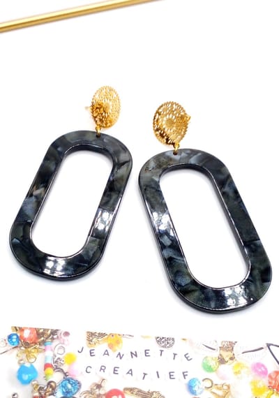 Jeannette-Creatief® - Resin - Zwart & Goud - Resin Oorbellen - Zwarte Oorbellen - Oorbellen Zwart - Filigraan Oorbellen - RVS Gouden Filigraan Oorknoppen