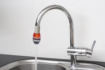 Greenure waterfilter - waterzuiveraar - kraanfilter - waterzuivering - voor op de kraan - rood