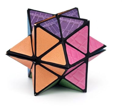 Zwarte breinbreker puzzel kubus transformeerbaar 3D geometrisch draai spel met gekleurde vlakken voor volwassenen en tieners 14+ logica denkspel zonder batterijen