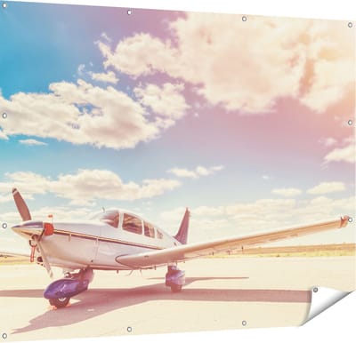 Gards Tuinposter Gelande Vliegtuig op de Luchthaven - 150x120 cm - Tuindoek - Tuindecoratie - Wanddecoratie buiten - Tuinschilderij