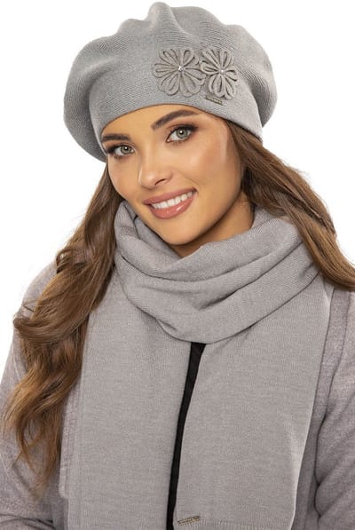Vivisence Dames Winter Baret En Sjaal Set - Wolmix Met Acryl Viscose Wol En Elastaan Met Bloemapplicatie En Comfortabele Pasvorm - Zacht En Warm Voor Dagelijks Gebruik En Stijlvol Uiterlijk Ideaal Als Cadeau - Lichtgrijs