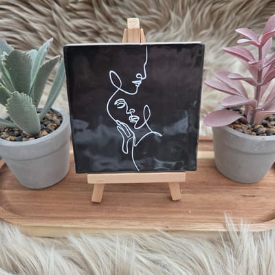 Robuust Wenstegeltje lijntekening koppel – Hip trendy tegeltje – 10x10 cm – Cadeau voor Partner, valentijn of zomaar – Stijlvol en Persoonlijk Woonaccessoire - Zomaar - Deco – Trendy nu – Decoratief Tegeltje met Standaard – Cadeau Idee