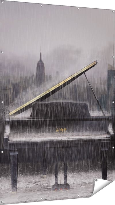 Gards Tuinposter Piano in de Regen voor een Stad - 120x180 cm - Tuindoek - Tuindecoratie - Wanddecoratie buiten - Tuinschilderij